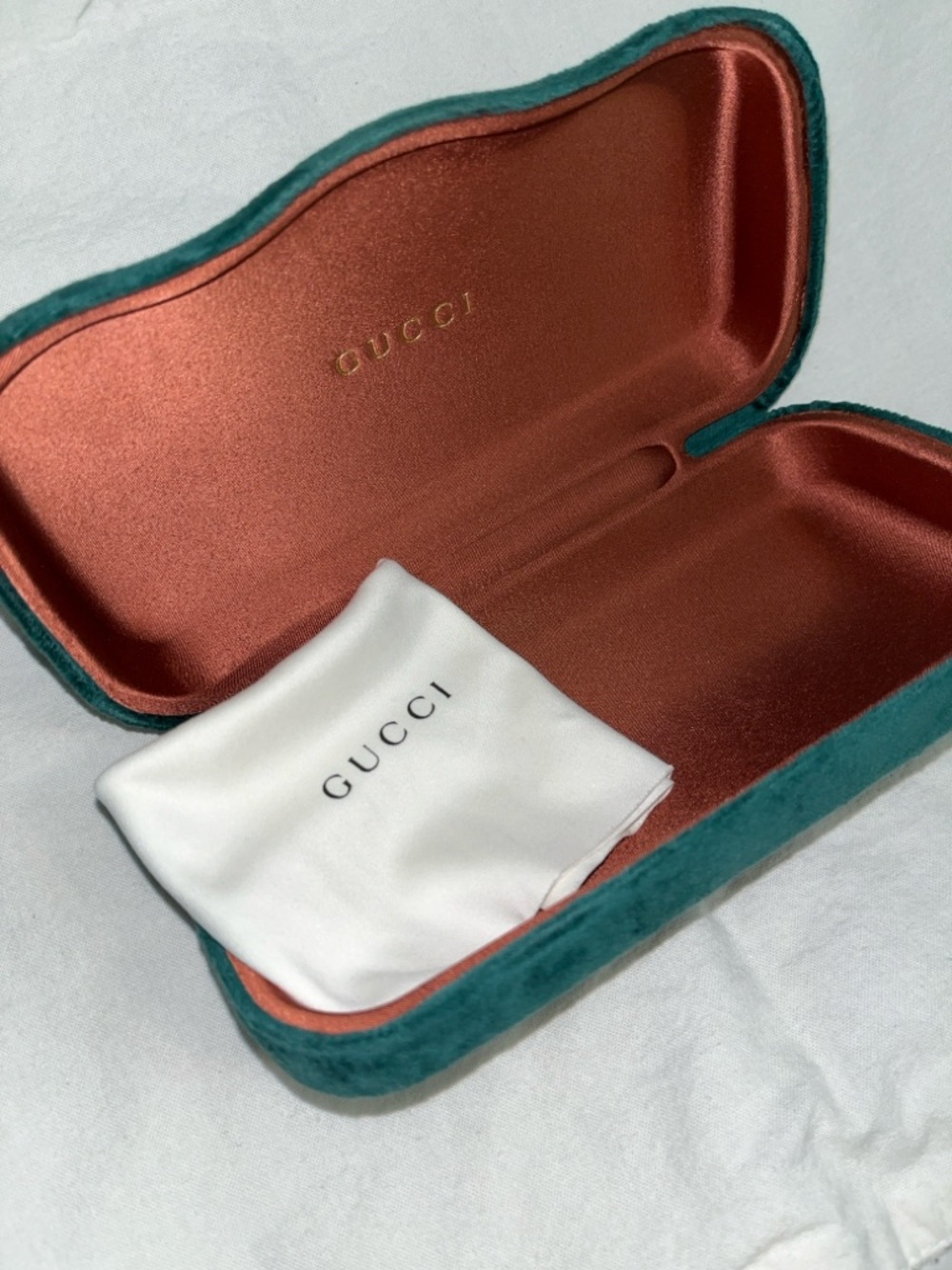 GUCCI AUTHENTIC DESIGNER GREEN VELVET CLAM SHELL EYEGLASS CASE - Picture 5 of 8